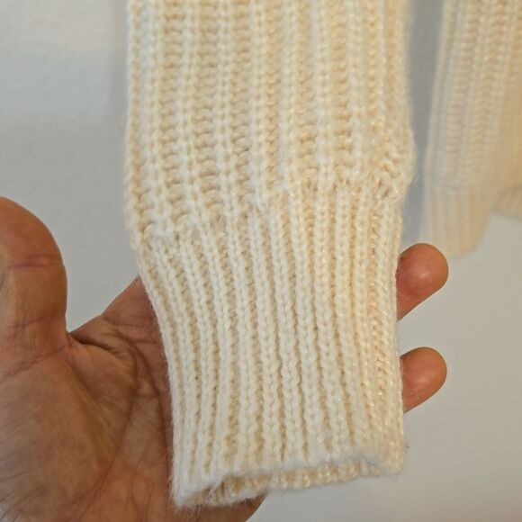 Banana Republic wool blend cream color sweater size small. - Picture 4 of 9